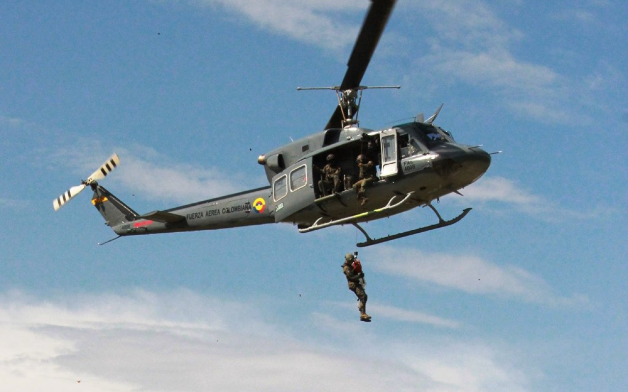 Helicóptero de la Fuerza Aérea rescata mujer que quedó atrapada por una creciente del río Páez