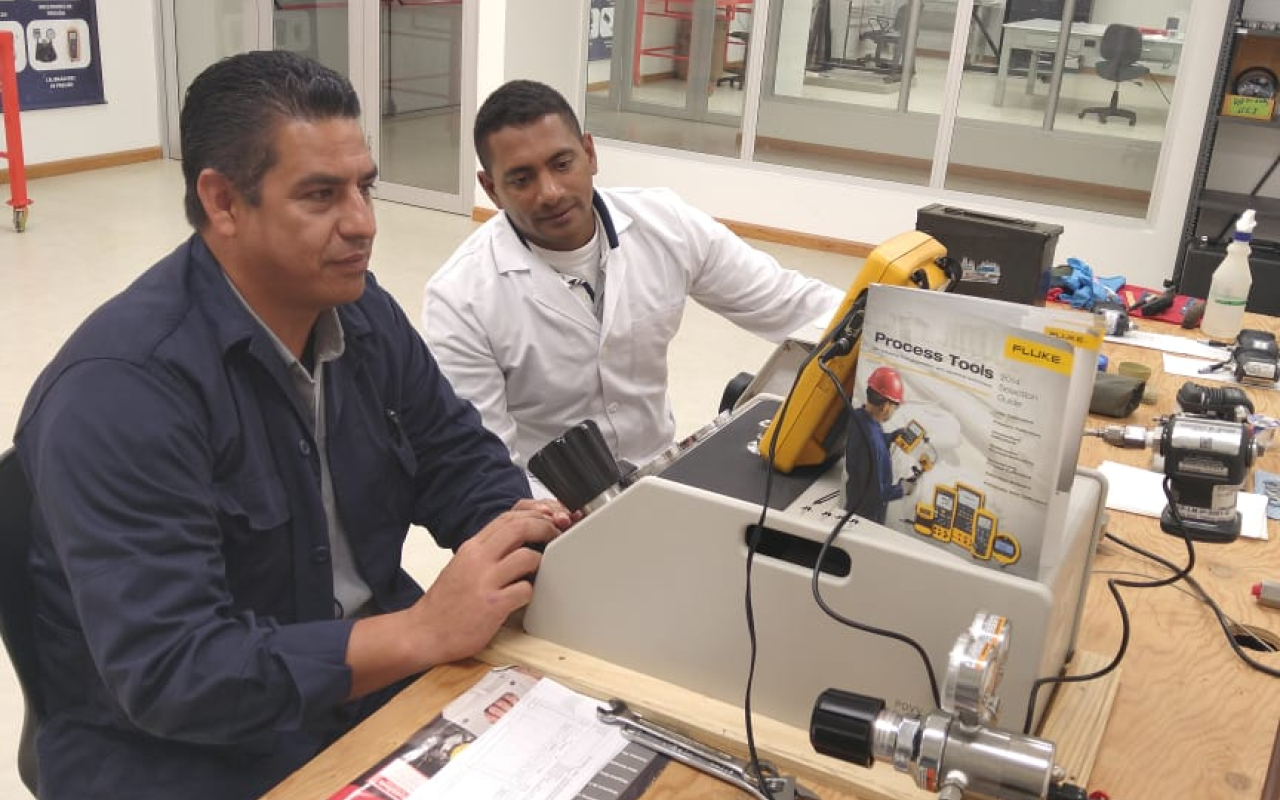 Comando Aéreo de Mantenimiento realiza capacitación a un personal de la Armada Nacional 