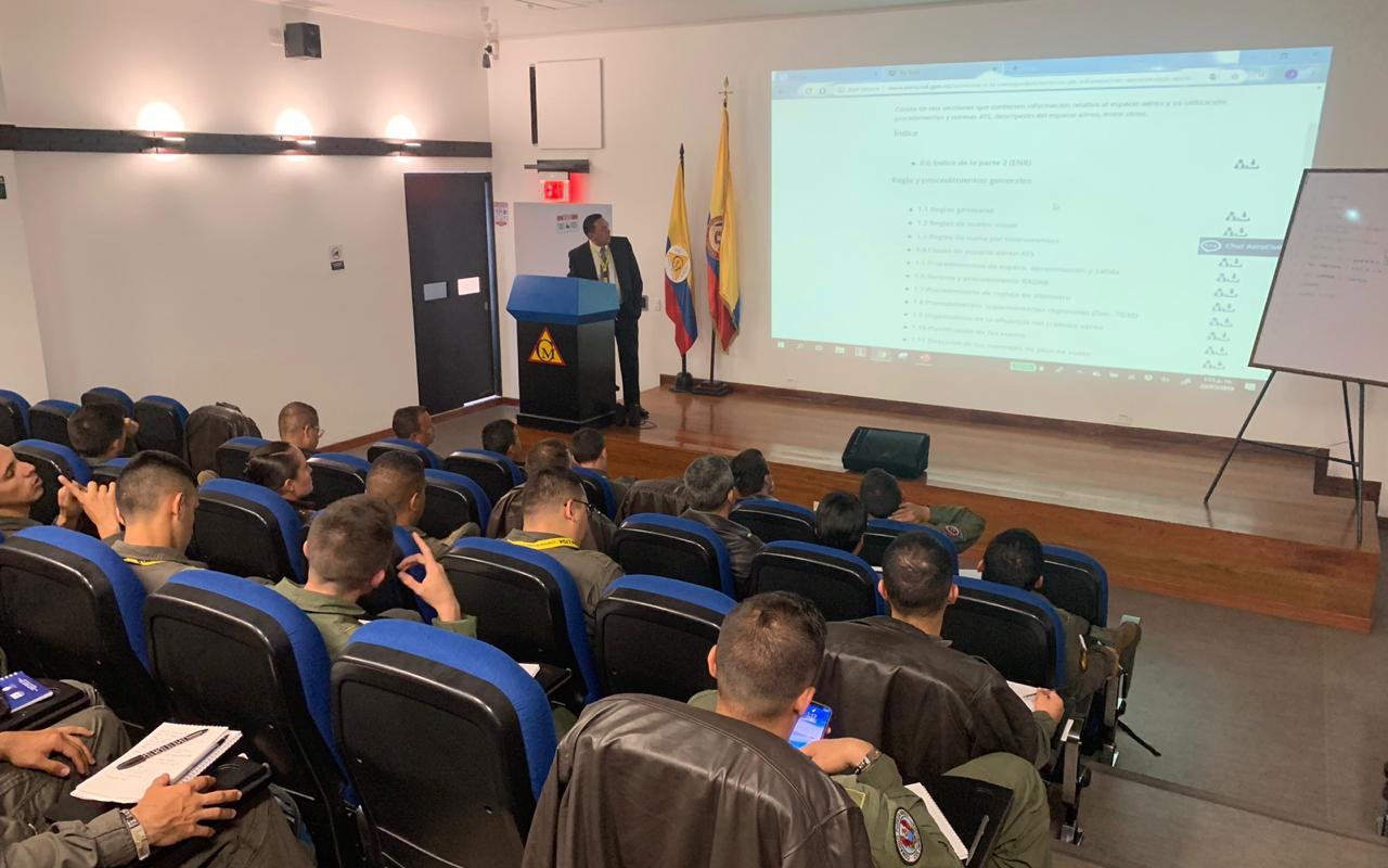 Como parte de su política de fortalecimiento de la capacidad operacional, el Comando Aéreo de Transporte Militar, adelanta a partir de hoy 22 de julio y hasta el 8 de agosto de 2019 el Diplomado Básico de Transporte Aéreo, con personal del Pilotos de la Fuerza Aérea Colombiana que hacen parte de las tripulaciones de aeronaves asignadas al CATAM.