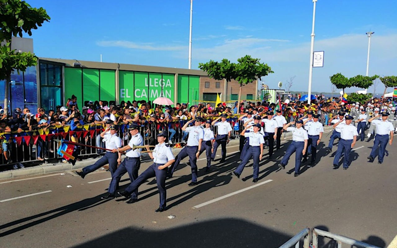 Desfile Militar sobre la vía 40 en conmemoración de los 209 años de independencia