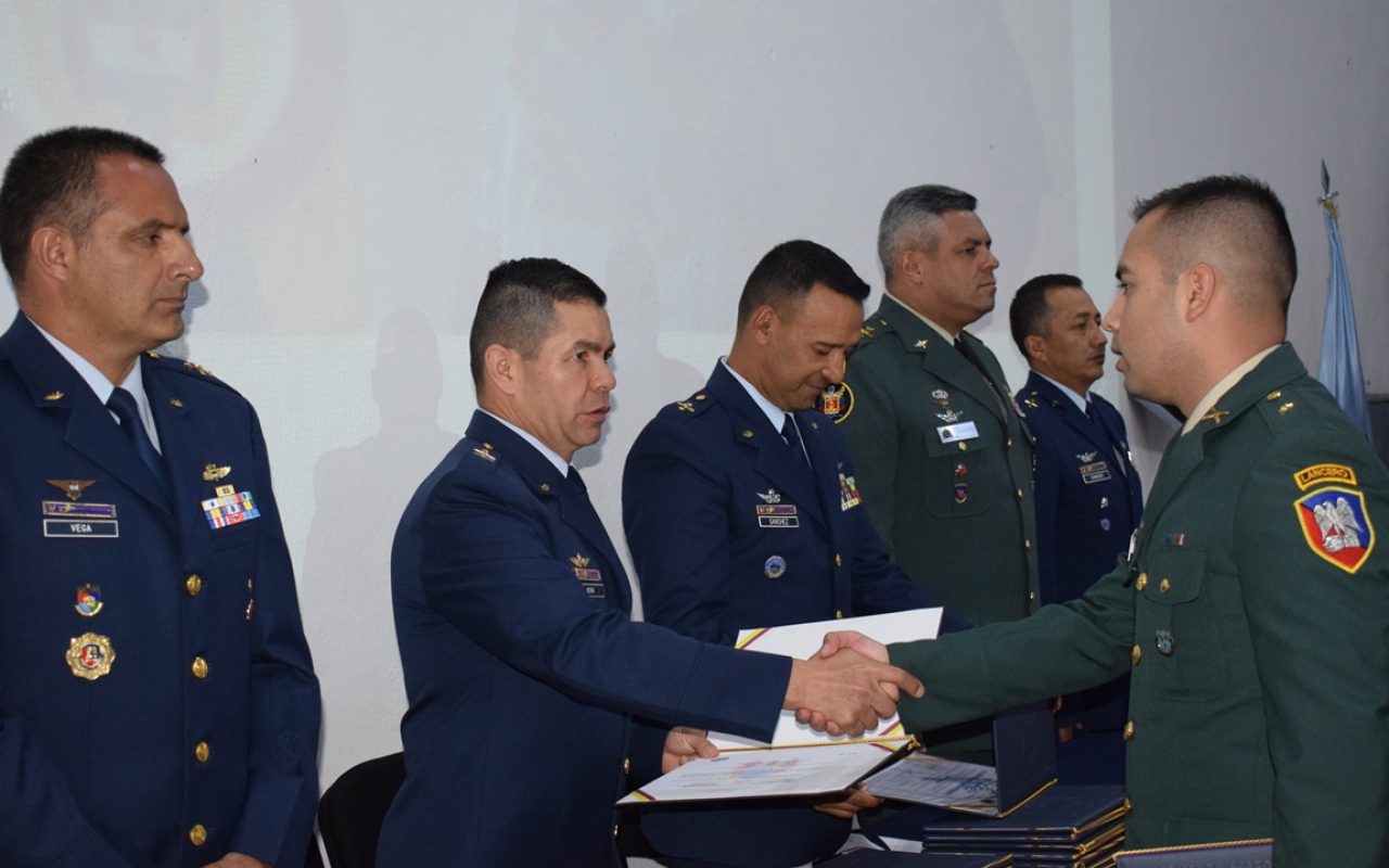 Escuela de Helicópteros para las Fuerzas Armadas gradúa nuevos pilotos de ala rotatoria 