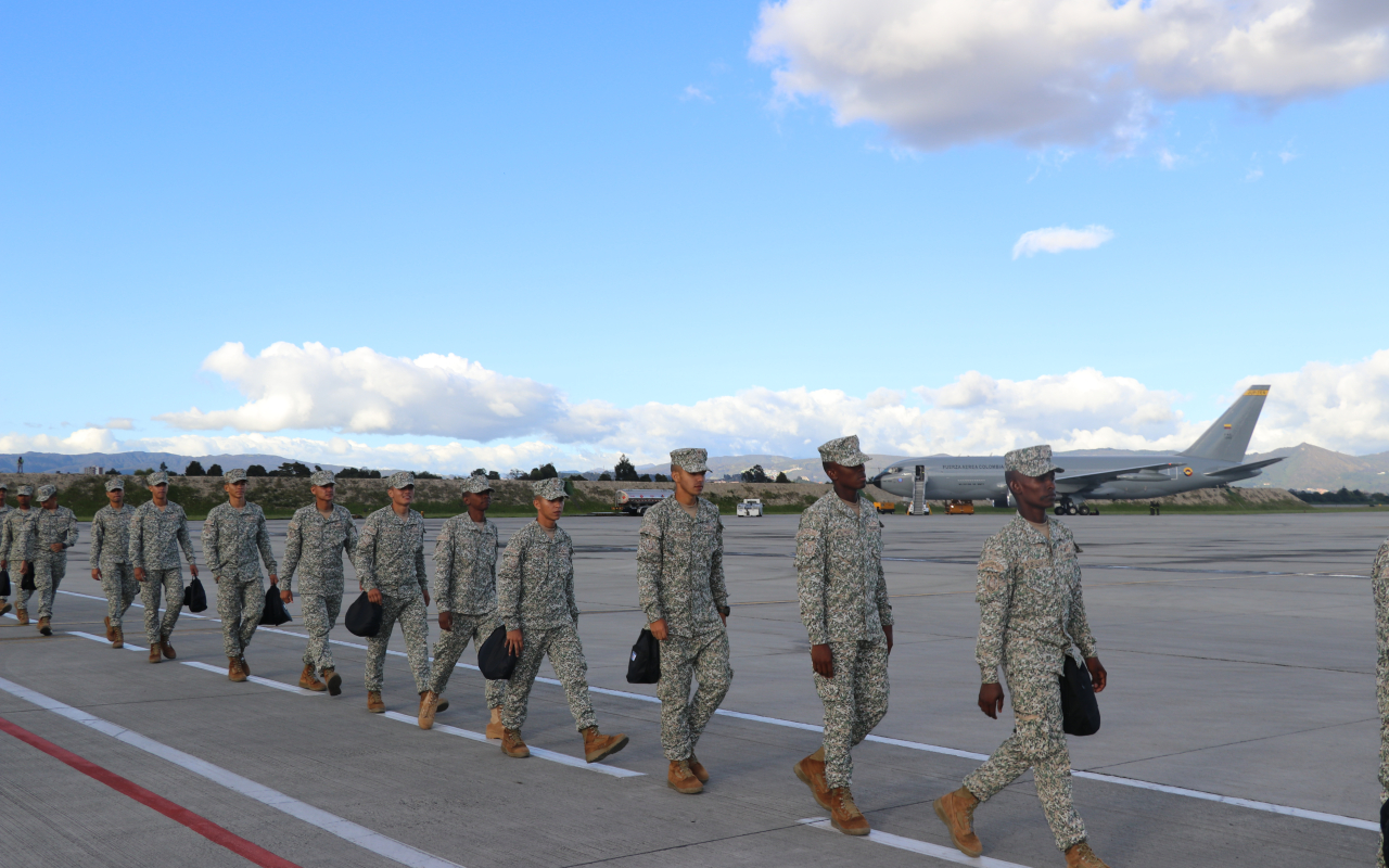Gran despliegue aéreo  para movilizar personal que participará en el imponente desfile del 20 Julio