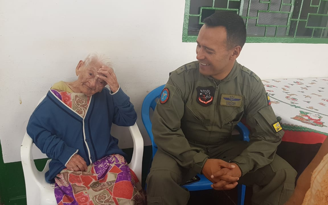 Comandante del CACOM4 uniendo lazos de amistad con la comunidad de Icononzo.