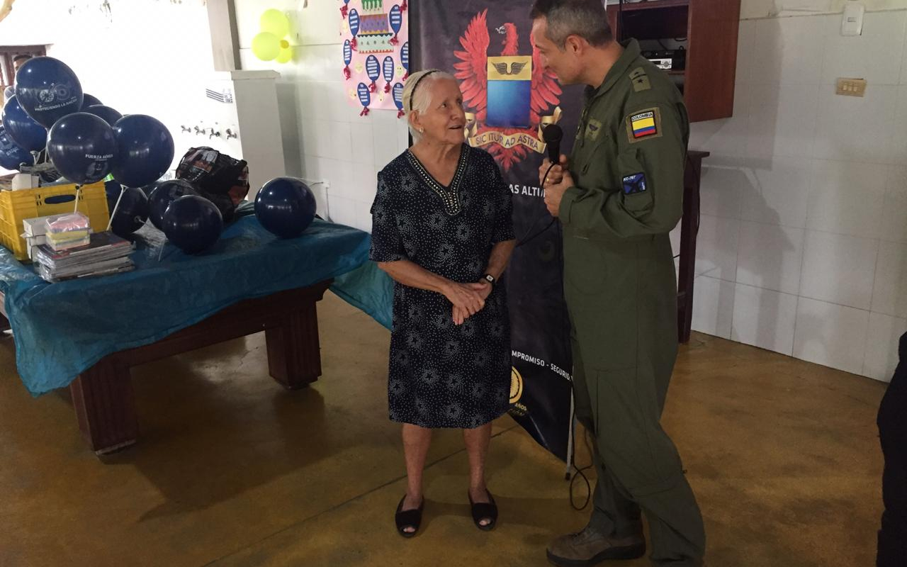 Abuelitos del Amazonas reciben con los brazos abiertos a la FAC