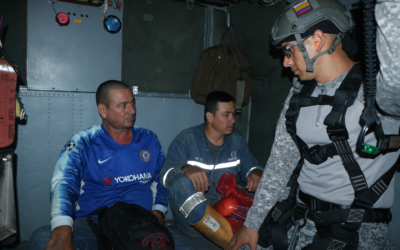 En helicóptero fueron rescatados dos hombres de su aislamiento provocado por creciente del Río Guayuriba