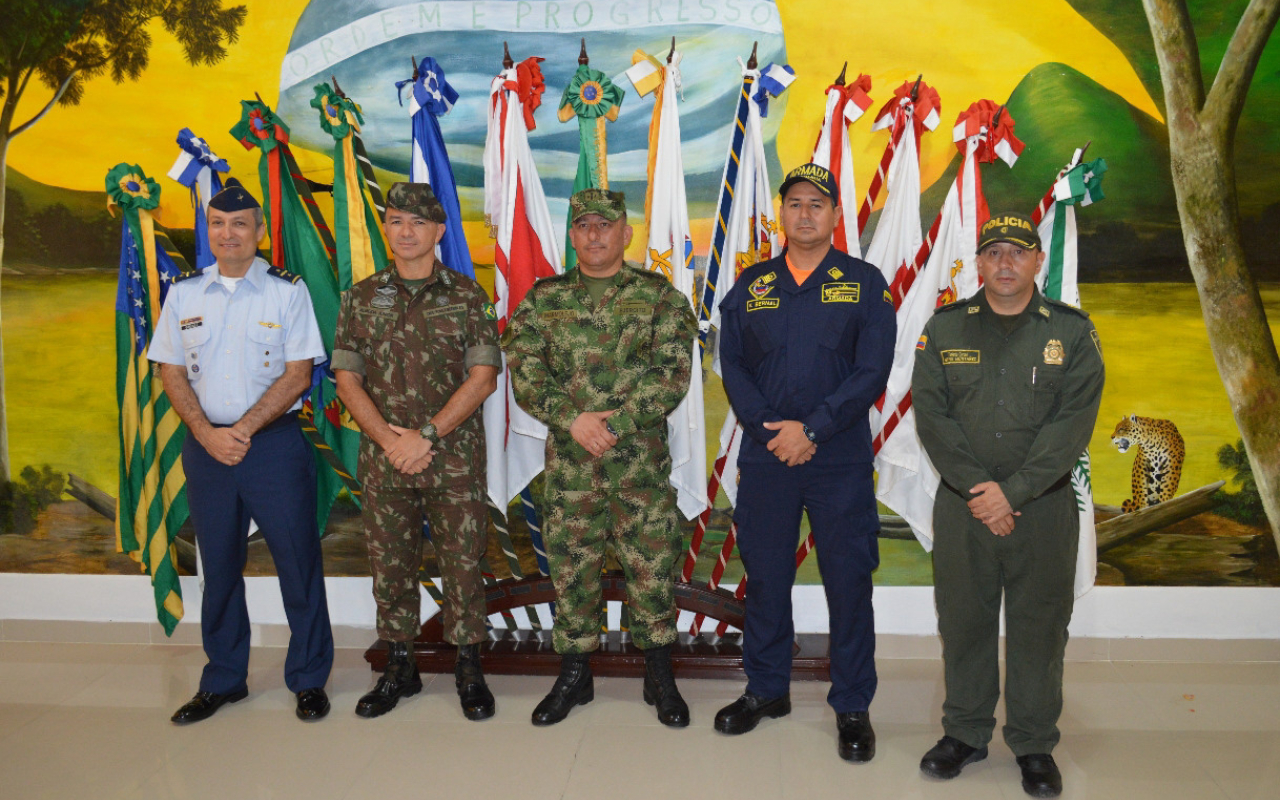 Fuerzas Militares y Policía Nacional Izan el Pabellón en la triple frontera