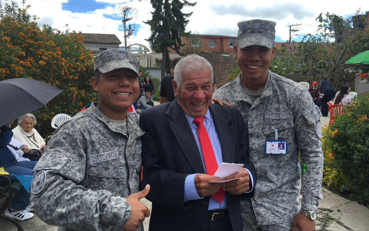 Comando Aéreo de Mantenimiento apoya a las personas de la tercera edad 