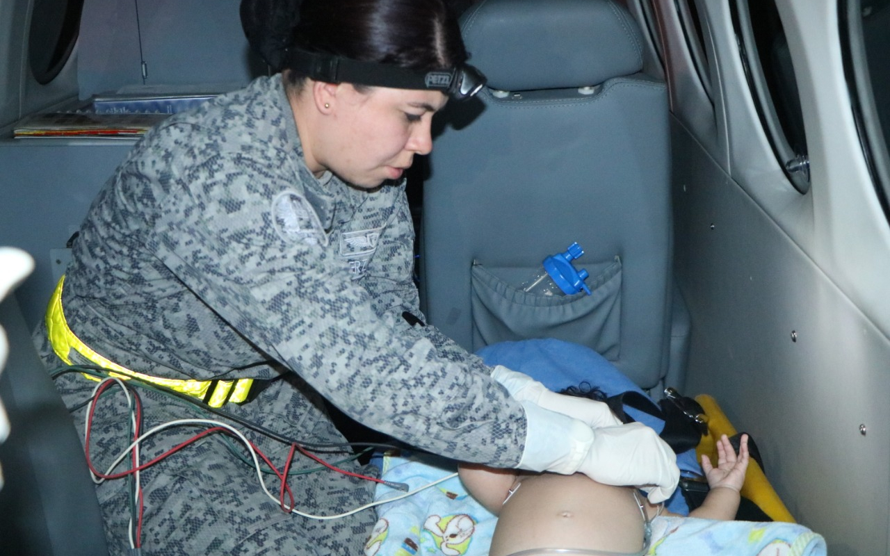 Un bebé con complicaciones médicas fue transportado en una aeronave de la Fuerza Aérea Colombiana  
