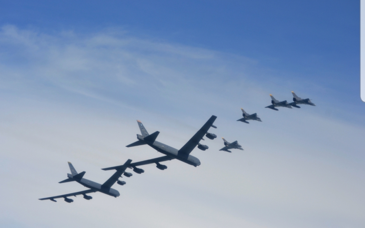 Aviones de bombardeo estratégico de Estados Unidos entrenan con aeronaves de combate de la Fuerza Aérea Colombiana