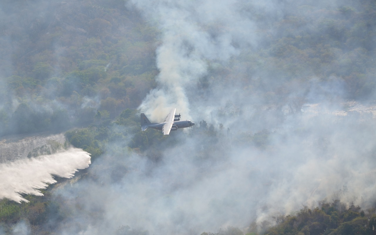 Aeronaves de la Fuerza Aérea Colombiana apoyan las labores de extinción del incendio presentado en la Escuela de Policía del Tolima