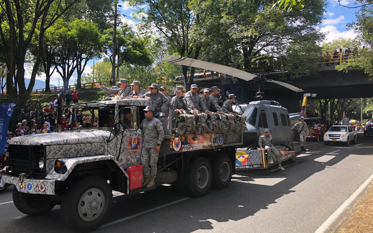 Por las Calles de Medellín desfiló un helicóptero insignia de la Fuerza Aérea