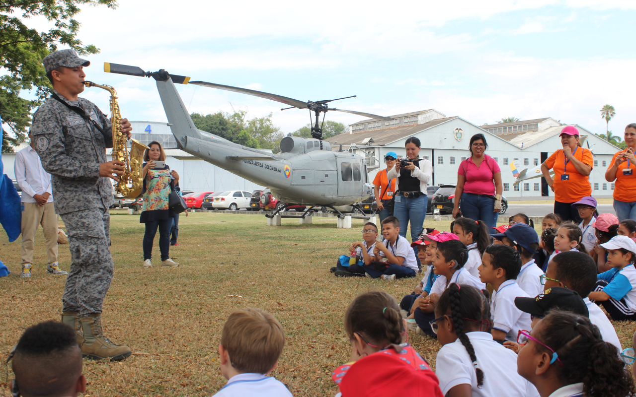 El Instituto para Niños Ciegos y Sordos disfrutó de un mágico día en la Base Aérea Marco Fidel Suárez