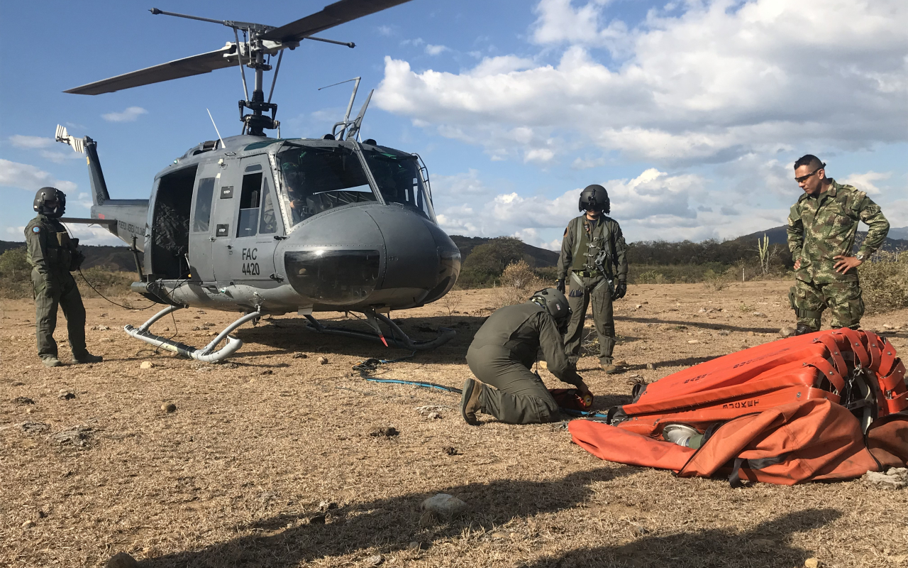 Avanza la intervención de la Fuerza Aérea Colombiana en la extinción de incendios en el Huila 