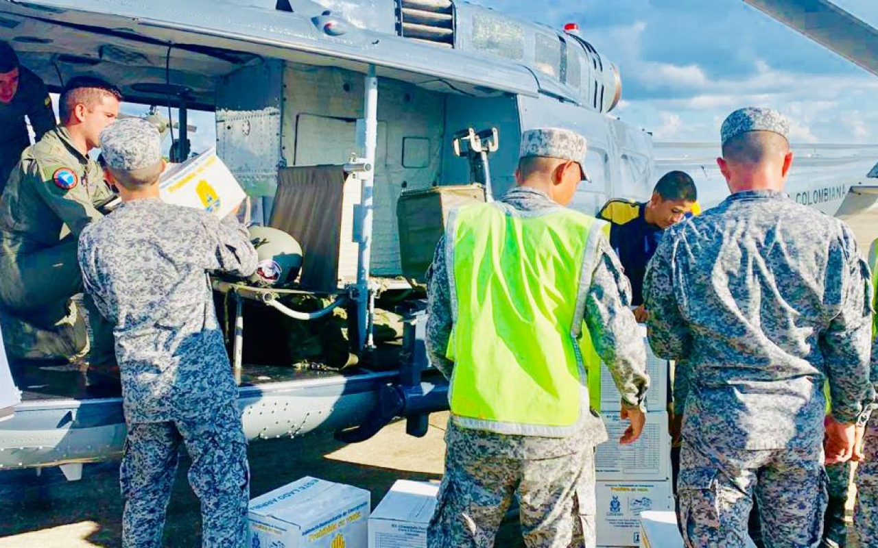 Presencia de la Fuerza Aérea Colombiana en la comunidad Indígena de Wipijiwi, suma esfuerzos para lograr la entrega de ayudas humanitarias