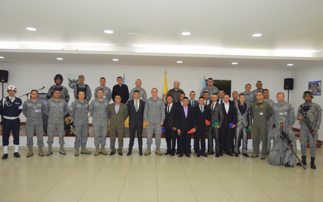 CATAM ENTREGA 14 NUEVOS JÓVENES RESERVISTAS AL SERVICIO DE COLOMBIA
