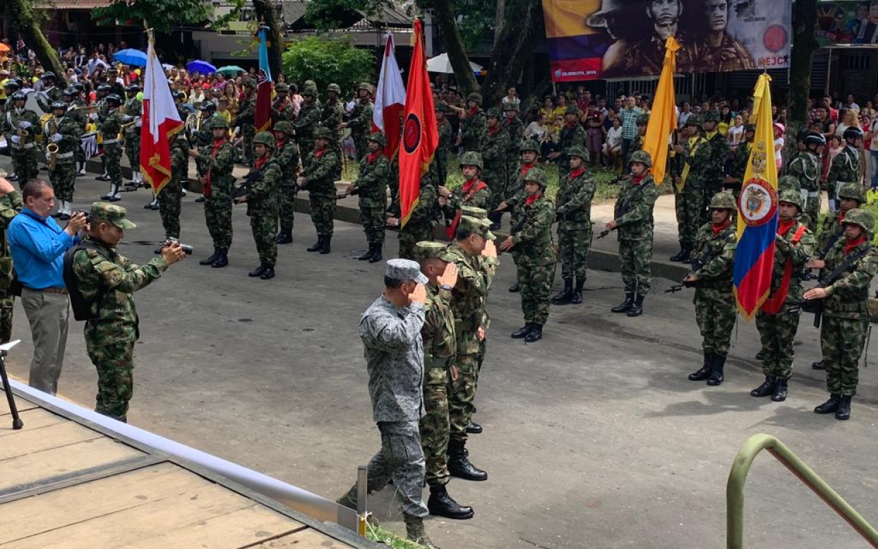 Con una destacada ceremonia militar que se realizó en Florencia, Caquetá, se llevó a cabo la conmemoración de los 200 años de historia del Ejército Nacional y de la Batalla de Boyacá. Este evento estuvo presidido por El señor Mayor General Carlos Iván Moreno Ojeda, Comandante del Comando Conjunto No. 3 Sur Oriente No. y contó con la participación del Comandante del Comando Aéreo de Combate No. 6, Coronel José Antonio Polo Quesada. La Fuerza Aérea Colombiana se hizo presente, rindiendo reconocimiento al cump
