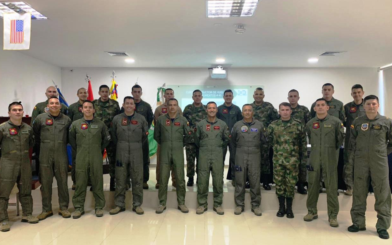 Nuevos Instructores de Vuelo por Instrumentos son capacitados en la Escuela de Helicópteros 