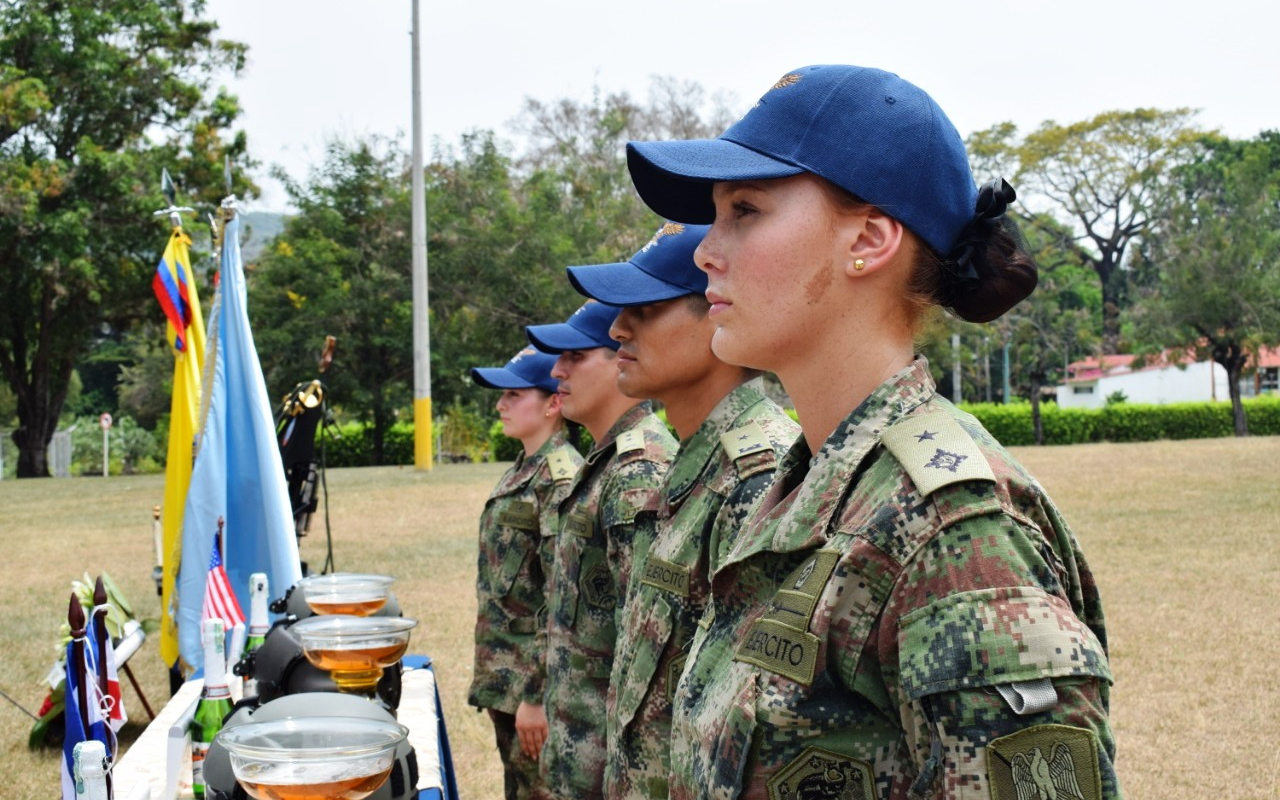 Oficiales del Ejército y la Fuerza Aérea Colombiana, surcaron el cielo Tolimense por primera vez, durante su primer “Vuelo Solo”