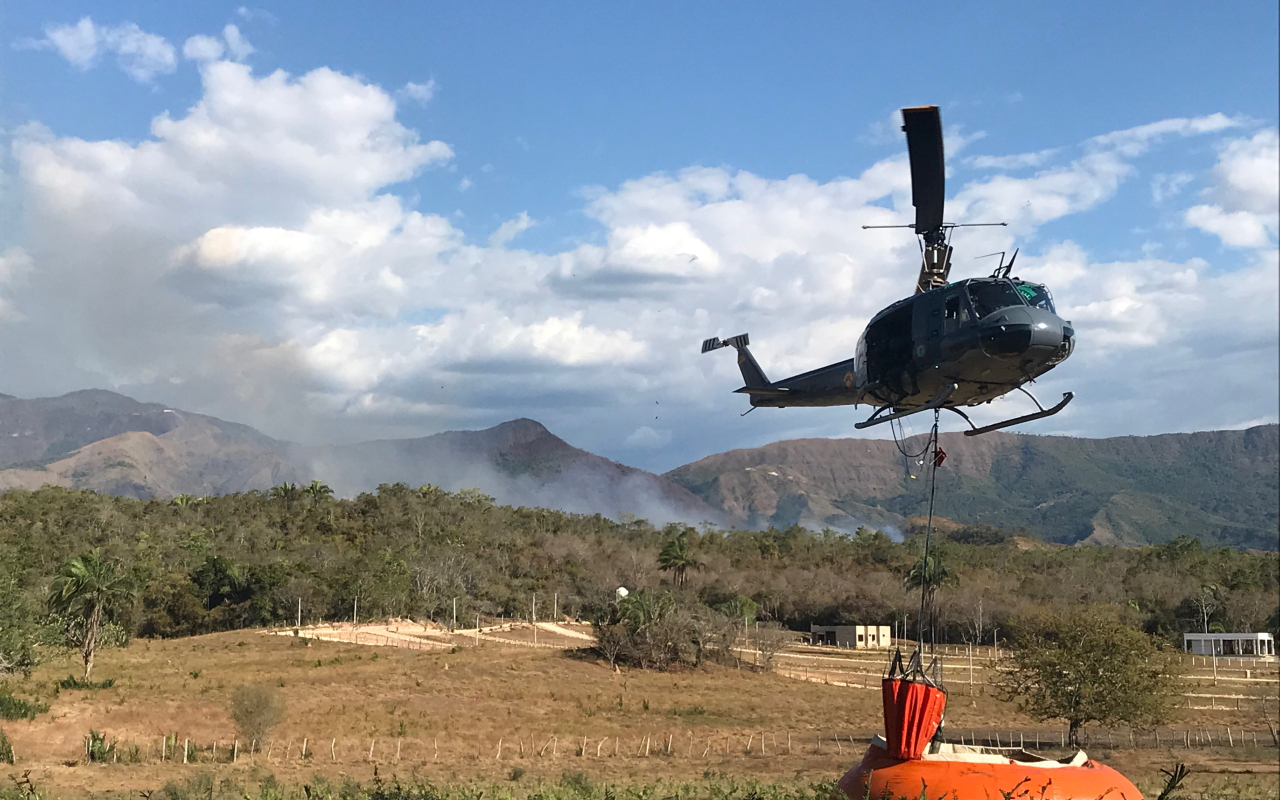 Fuerza Aérea continúa trabajando en la extinción del incendio presentado en el Carmen de Apicalá