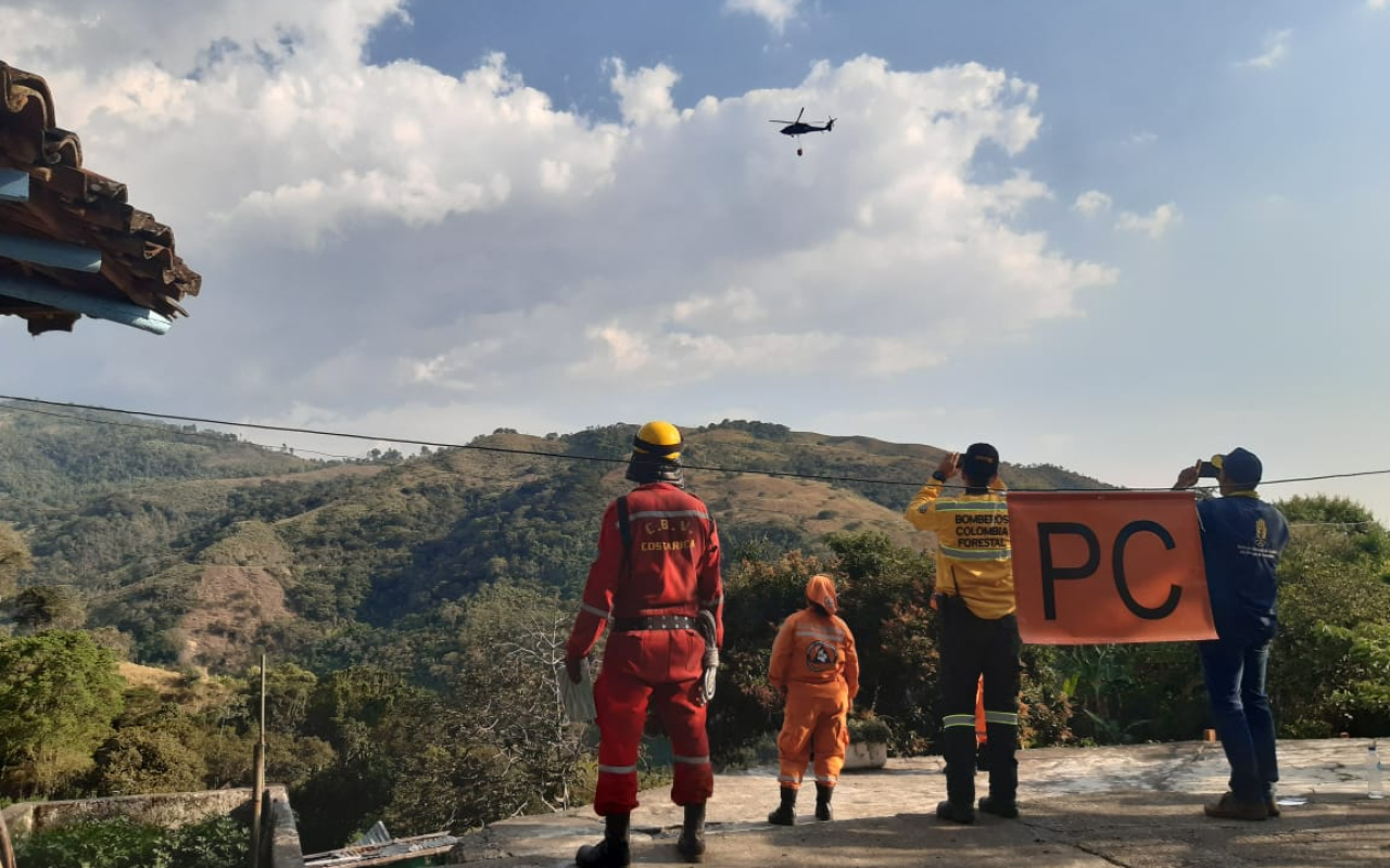 Voraz incendio en Ginebra, Valle, fue intervenido por la Fuerza Aérea Colombiana