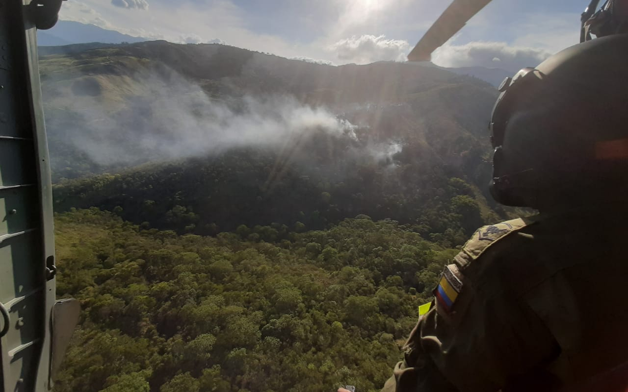 Incendio forestal en la ciudad de Cali, fue controlado por la Fuerza Aérea Colombiana