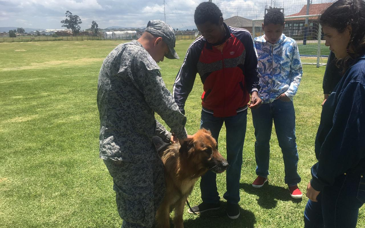 Fundación Niña María conoce capacidades del Comando Aéreo de Mantenimiento