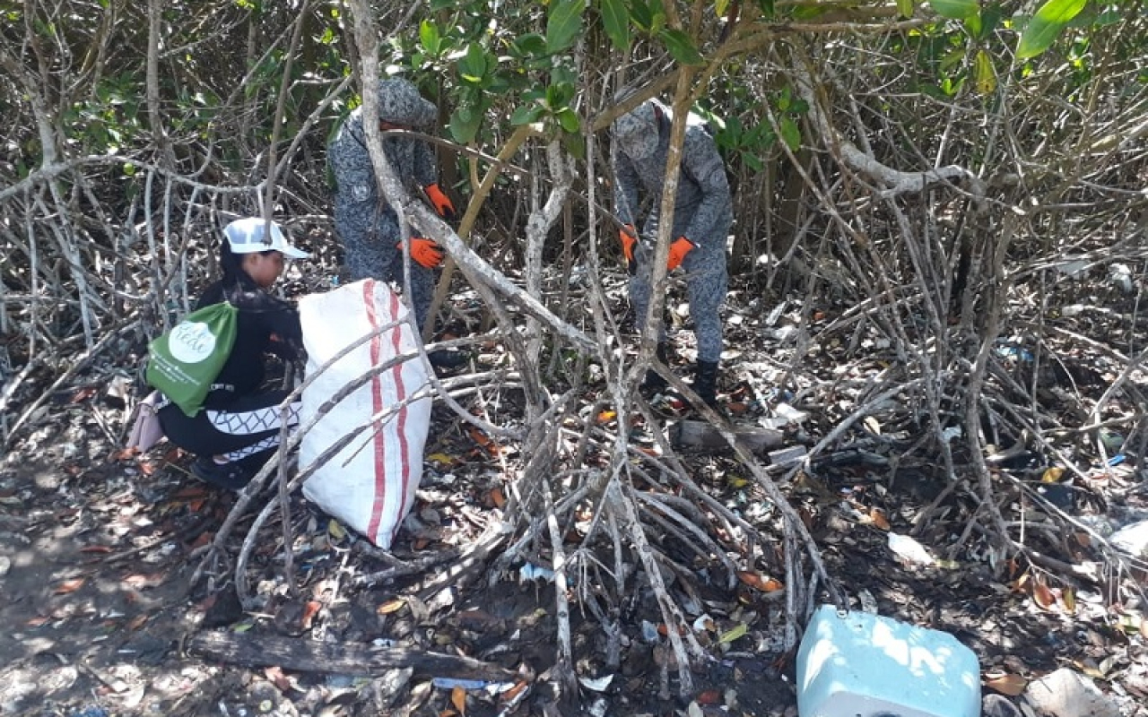 Los 40 principales y el CACOM 3 llevaron a cabo una jornada de limpieza en las playas de Bocas de Ceniza