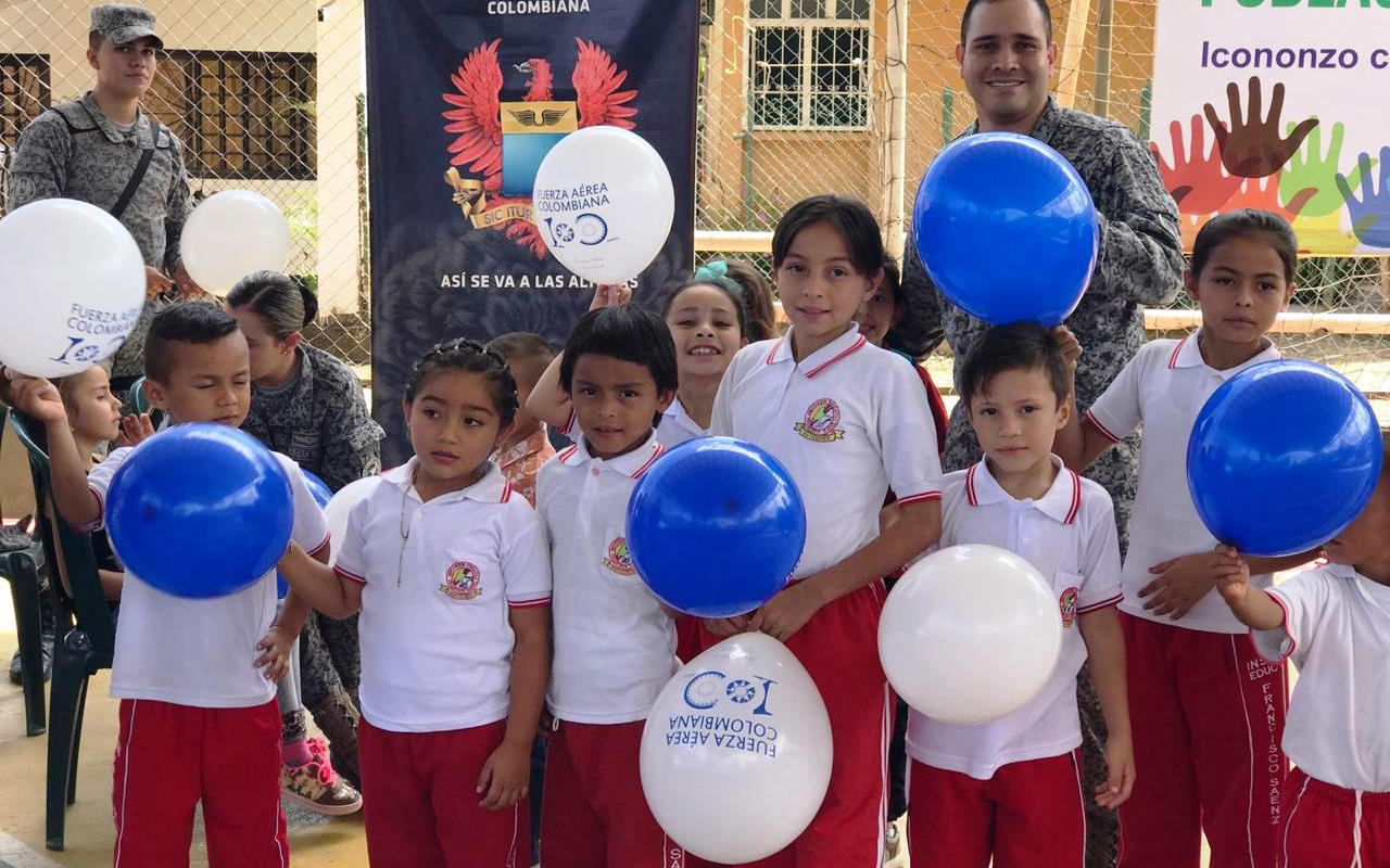 250 estudiantes de la vereda Paticuinde se integraron con la Fuerza Aérea Colombiana  