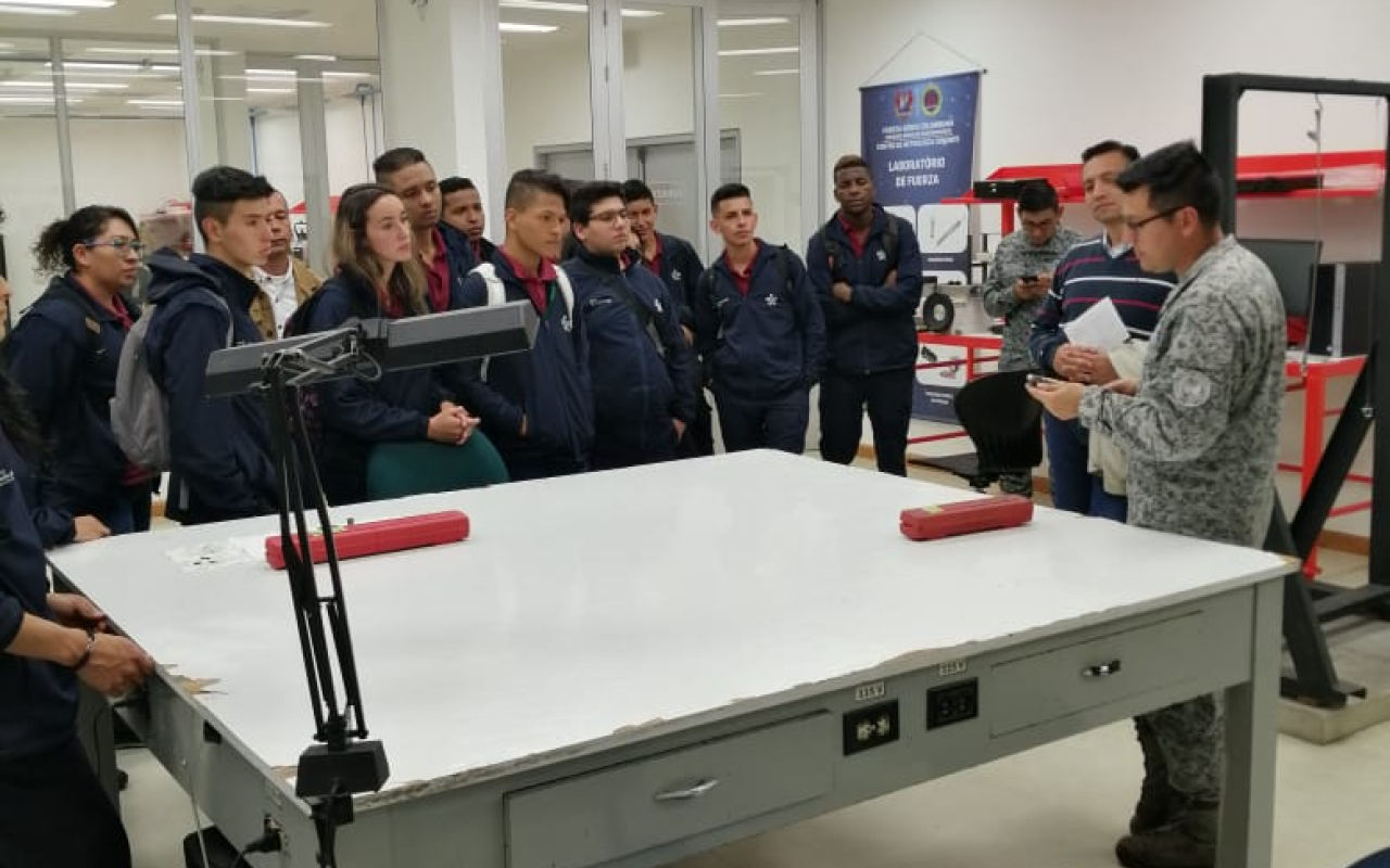  Estudiantes del SENA conocen las capacidades del Comando Aéreo de Mantenimiento