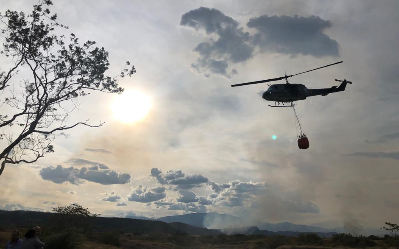 Fuerza Aérea Colombiana Continúa apoyando la extinción de incendios en Palermo, Huila.