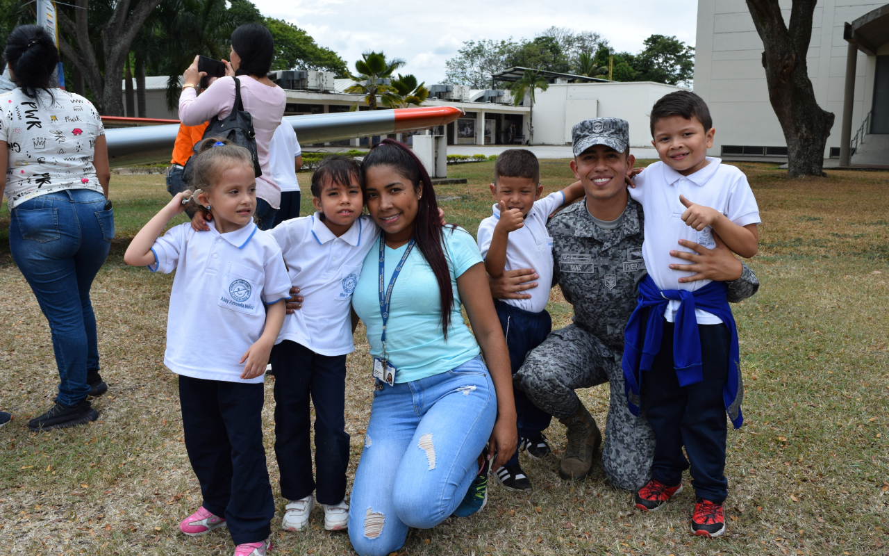 El Instituto para Niños Ciegos y Sordos visitó  La Base Aérea Marco Fidel Suárez
