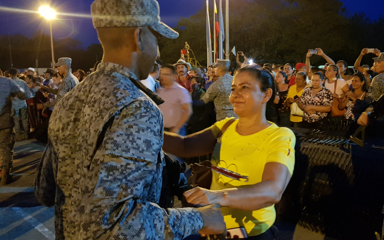 Ceremonia de juramento de bandera y entrega de armas de 576 soldados en el CACOM 1 