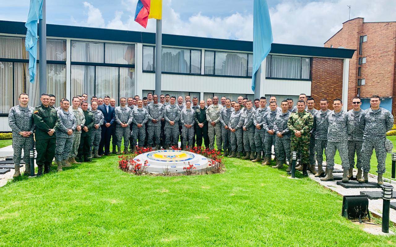 CAMAN entrega nuevos Inspectores Técnicos de la Fuerza Aérea Colombiana 