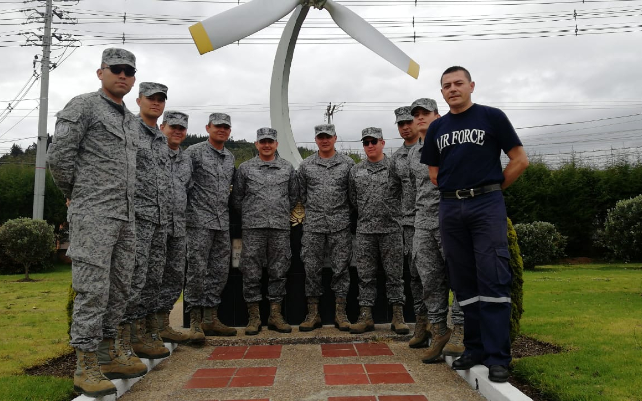CAMAN clausura curso de mantenimiento de helicópteros presidenciales BELL 412