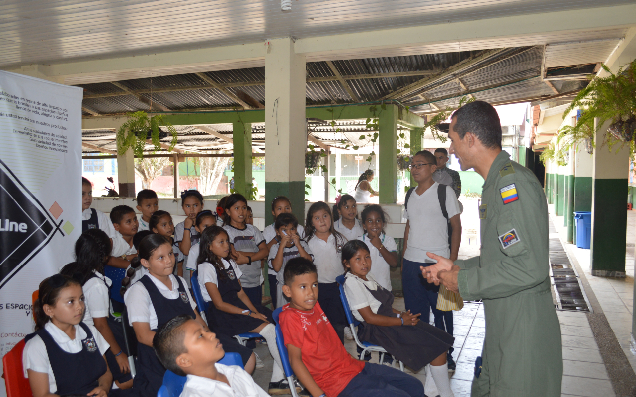 Con donación de sillas escolares Fuerza Aérea Colombiana apoya la educación en el Amazonas