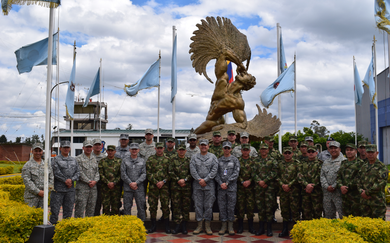 CAMAN recibe la visita de suboficiales de alta jerarquía de las Fuerzas Militares
