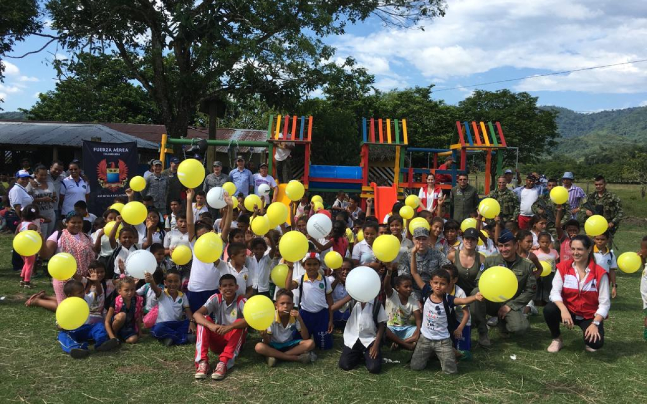Comunidad rural de Nechí recibe por primera vez un parque infantil