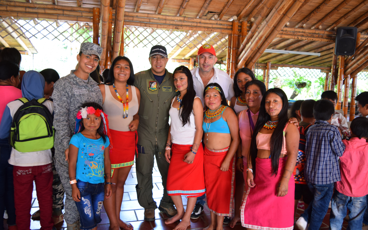 Fuerza Aérea Colombiana y la Gobernación del Valle beneficiaron a niños y niñas de la comunidad Embera