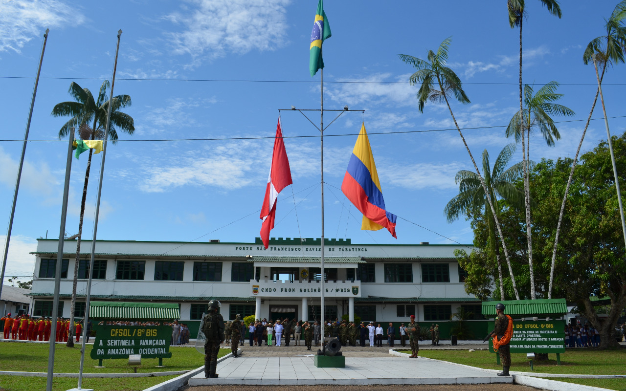 Fuerzas Militares y Policía Nacional de Colombia, Brasil y Perú, honran los Símbolos Patrios en la triple frontera