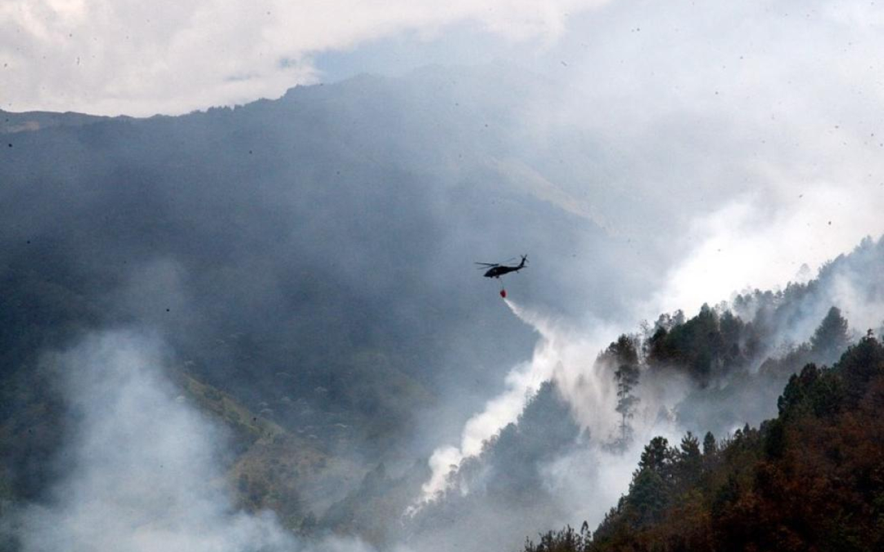 Helicóptero de la Fuerza Aérea apoya extinción de incendios en Santander