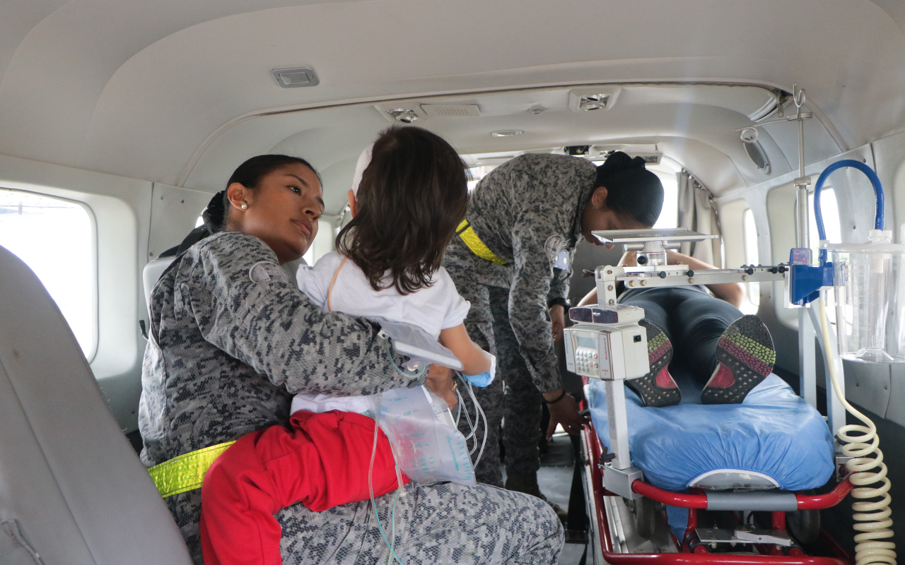 Bebé de 2 años con diagnóstico delicado es transportada en aeronaves de la Fuerza Aérea Colombiana
