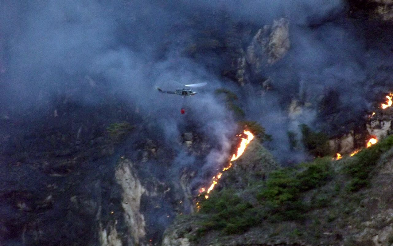 Fuerza Aérea Colombiana lucha por extinguir  incendio forestal en el municipio de Melgar