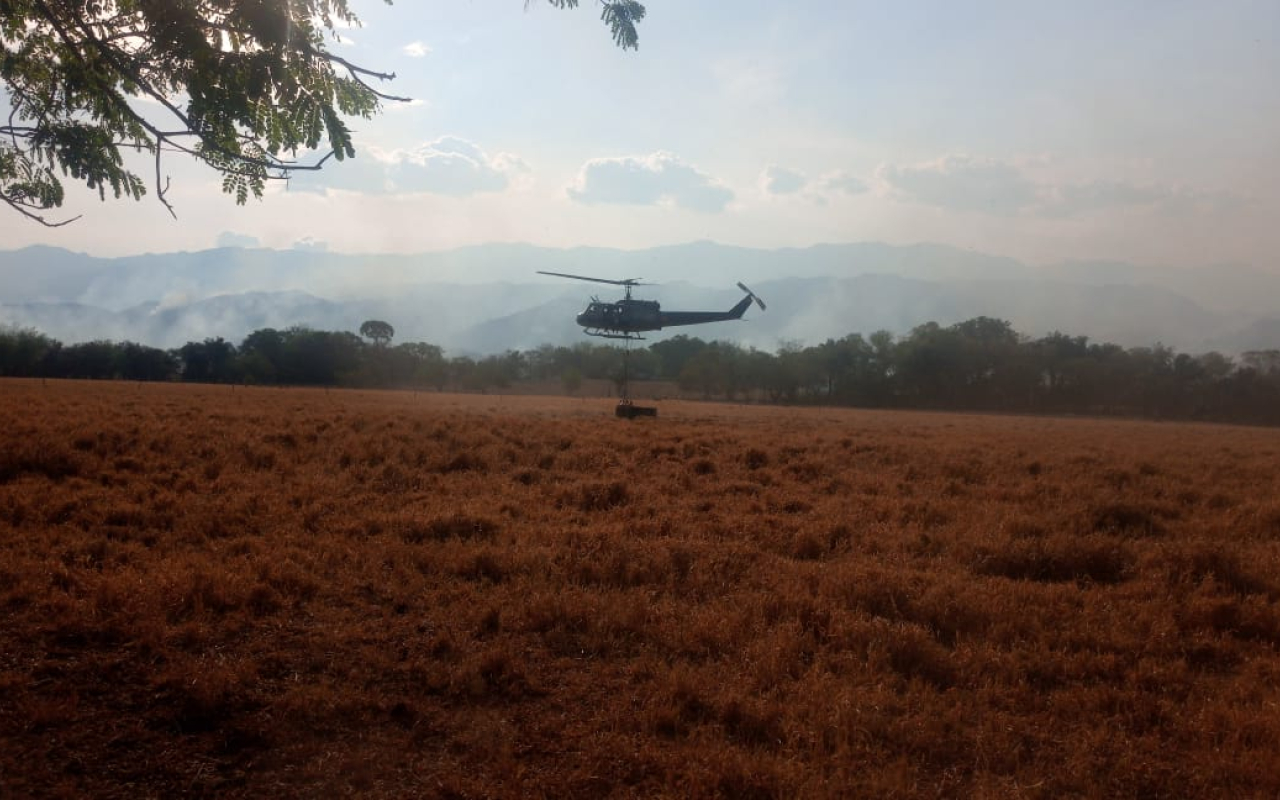 La Fuerza Aérea Colombiana realiza Extinción de  Incendios Forestales en Ortega-Tolima.