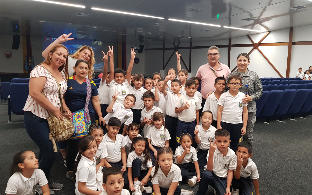 Niños de Puerto Salgar disfrutaron del "Cine con Altura" en el CACOM 1