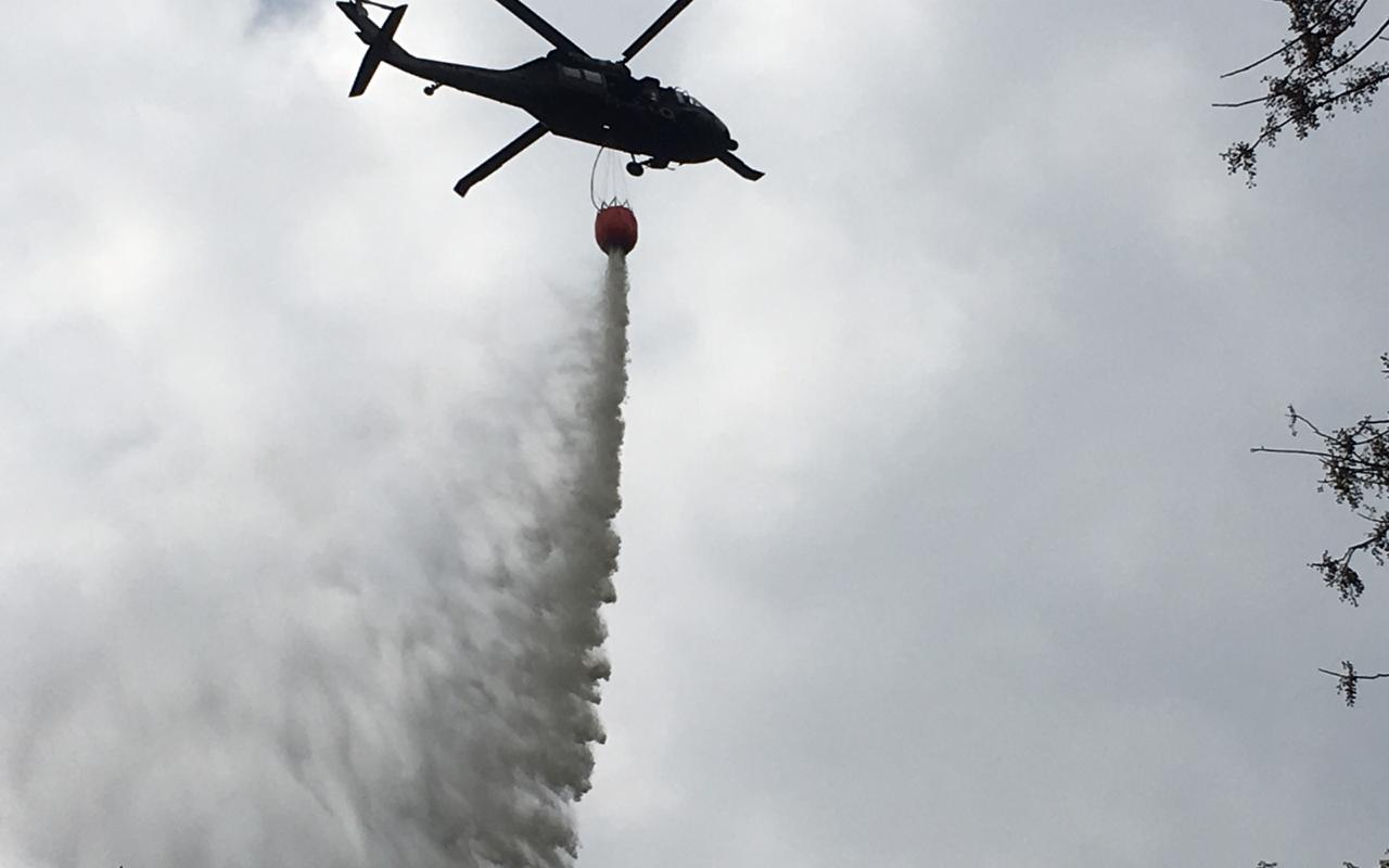 Con el bambi bucket de la Fuerza Aérea se controla incendio forestal en Cúcuta 