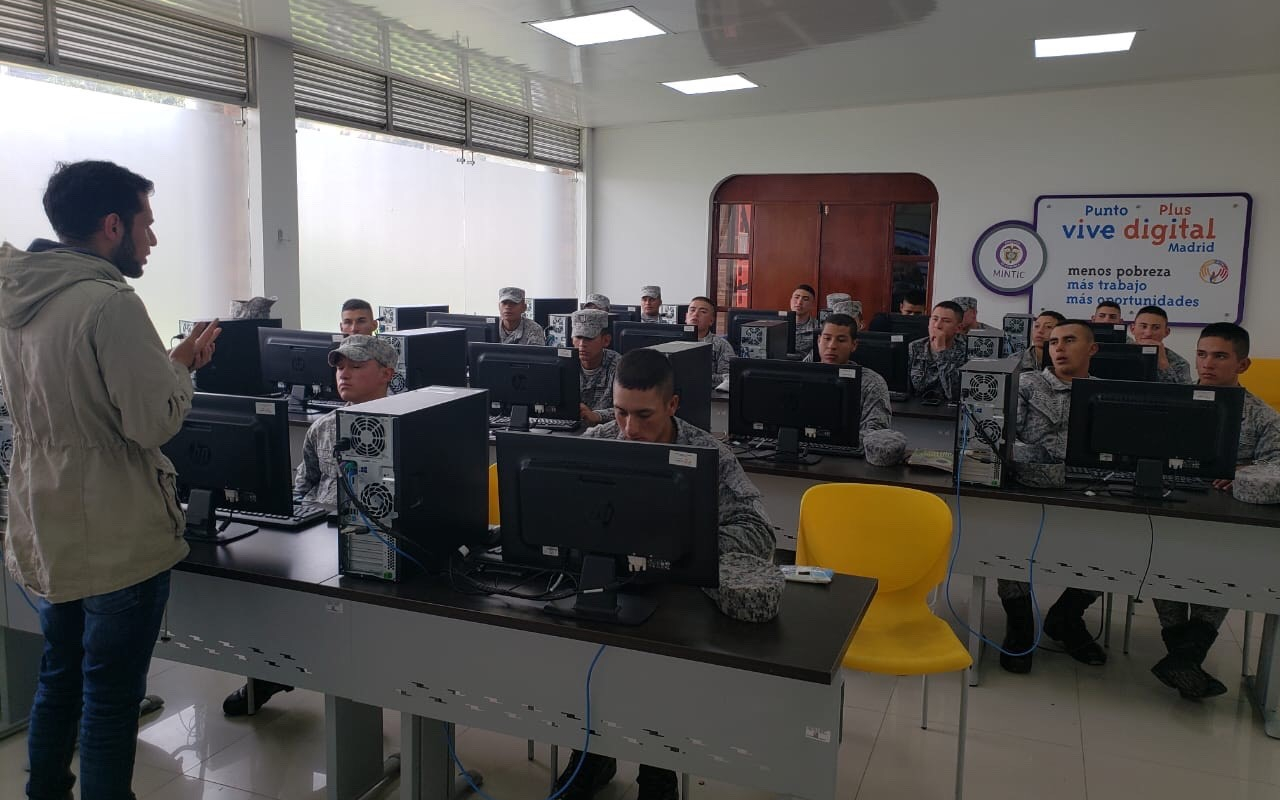  Soldados de CAMAN se capacitan en Servicio al Cliente