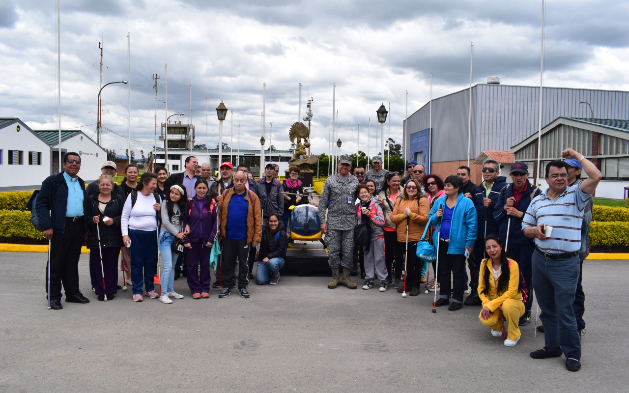34 personas del Instituto Nacional de Ciegos visitan el Comando Aéreo de Mantenimiento 