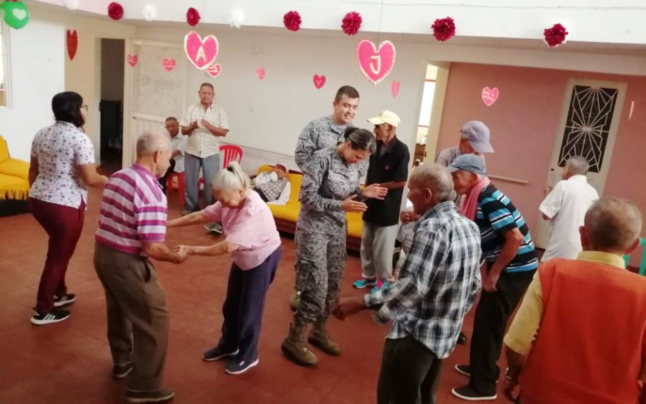 Fuerza Aérea visita esta vez a los adultos mayores de Villarrica,Tolima 