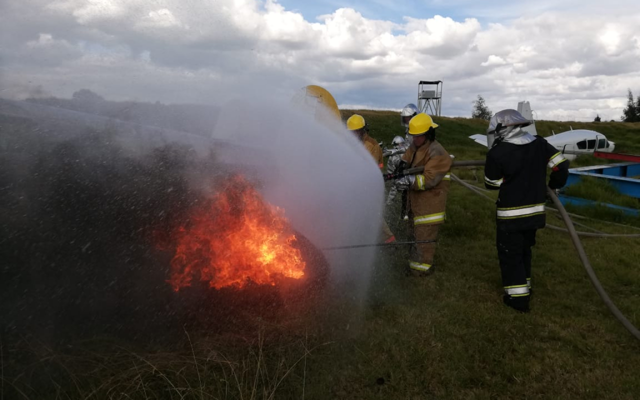 Comando Aéreo de Mantenimiento culmina curso básico de bomberos aeronáuticos 