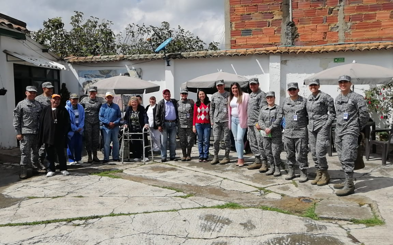 Profesionales Oficiales de la Reserva comparten con las personas de la tercera edad del hogar La Candelaria